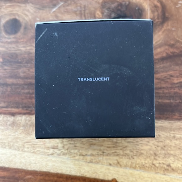 Laura Mercier Translucent Setting Powder - Picture 2 of 2